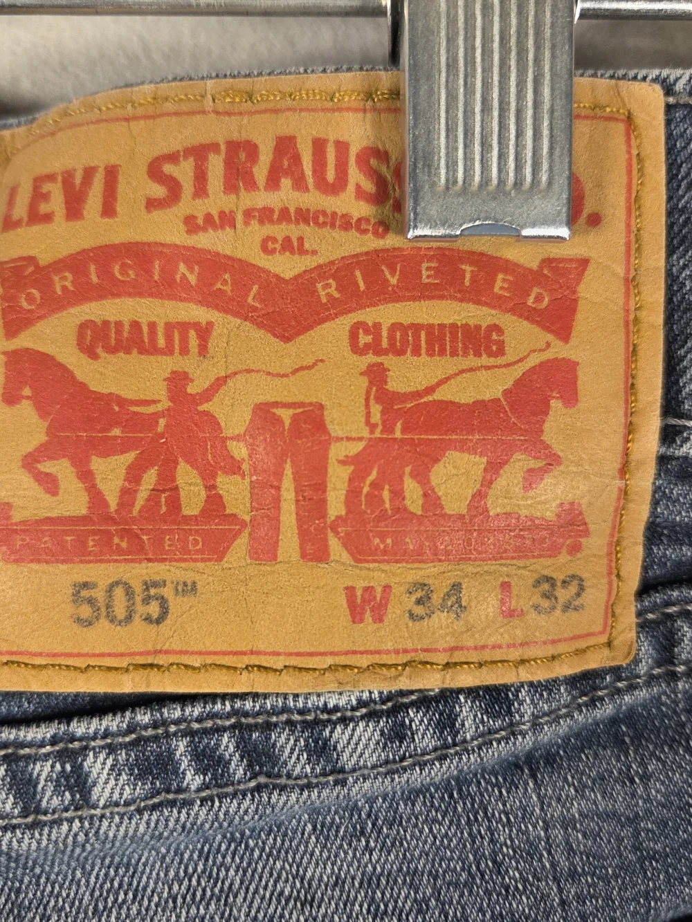 Levi's 505 relaxed fit jeans (34x32) in a medium-to-dark wash (T623)